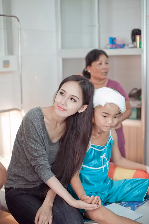 Bệnh nhân được BS. Nguyễn Hữu Tính, chuyên phẫu thuật vi phẫu tạo hình, mổ cấp cứu khâu nối mạch máu và mảnh da bị tróc. Hiện bé Như Ý đã ăn uống được, phần da đầu ghép đã hồng, ấm.