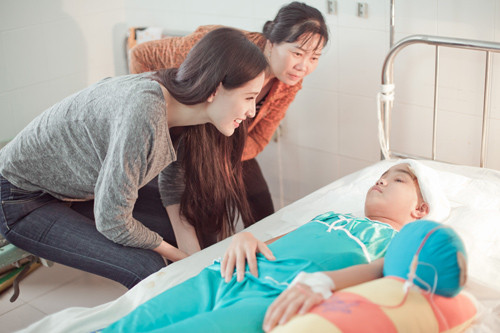 Bé Như Ý được chuyển từ Bệnh viện Đa khoa thành phố Cần Thơ đến Bệnh viện Đa khoa Trung ương Cần Thơ trong tình trạng bị lóc hết da đầu, lộ xương sọ. Bé Như Ý được chuyển từ Bệnh viện Đa khoa thành phố Cần Thơ đến Bệnh viện Đa khoa Trung ương Cần Thơ trong tình trạng bị lóc hết da đầu, lộ xương sọ.