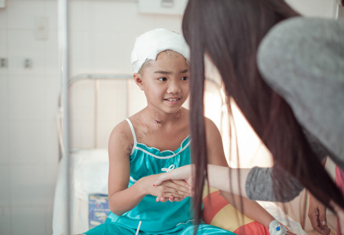 Cô bé thích thú khi nhận được sự quan tâm của Phương Thúy. Cô bé thích thú khi nhận được sự quan tâm của Phương Thúy.