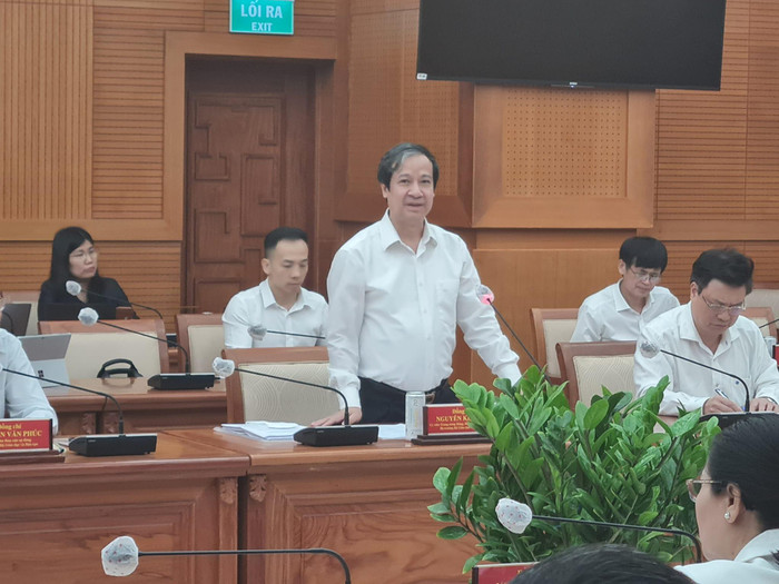 Bộ trưởng Bộ Giáo dục và Đào tạo phát biểu tại buổi làm việc với lãnh đạo Thành phố Hồ Chí Minh (ảnh: P.L)