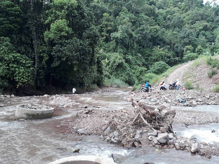 Cô giáo Nhàn bị lũ cuốn mất nhà vẫn không nao núng ảnh 1 Cô giáo Nhàn bị lũ cuốn mất nhà vẫn không nao núng ảnh 1