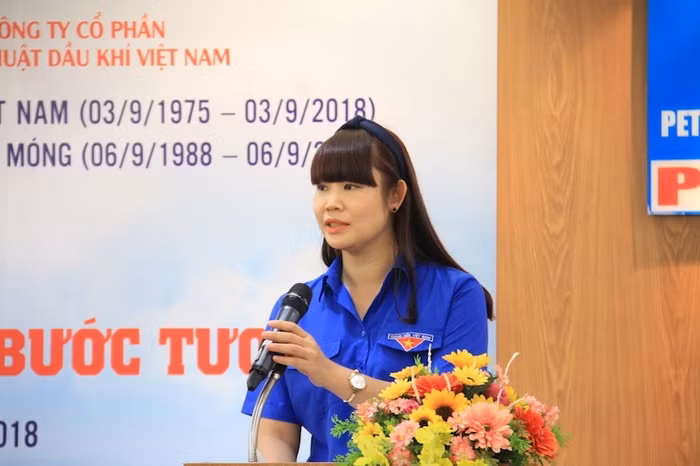 Bí thư Đoàn Tập đoàn Vũ Thị Thu Hương phát biểu khai mạc Tọa đàm "Tiếp nối truyền thống, vững bước tương lai"