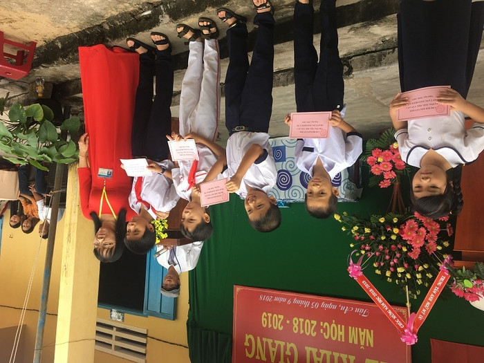 Hiệu trưởng thay mặt nhà trường tặng Bảo hiểm y tế học sinh khó khăn