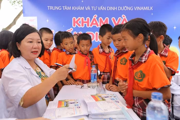 Các em nhỏ được khám và tư vấn sức khoẻ miễn phí bởi các bác sỹ đến từ Trung tâm dinh dưỡng Vinamilk