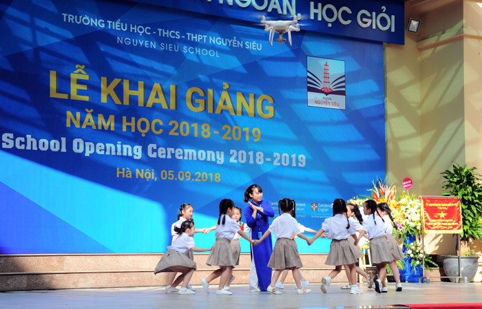 Tiết mục múa chào mừng các em học sinh lớp 1. Tiết mục múa chào mừng các em học sinh lớp 1.