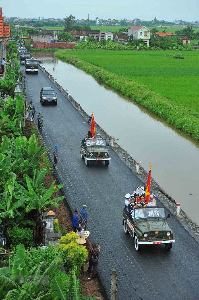 Đoàn xe đưa linh cữu Chủ tịch nước Trần Đại Quang về quê hương Kim Sơn - Ninh Bình. (Nguồn: TTXVN) Đoàn xe đưa linh cữu Chủ tịch nước Trần Đại Quang về quê hương Kim Sơn - Ninh Bình. (Nguồn: TTXVN)
