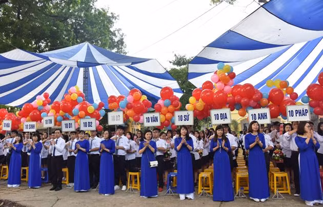 Không khí khai giảng năm học mới tại Trường Trung học phổ thông chuyên Chu Văn An (Hà Nội). Ảnh: DUY LINH/ Nhandan.com.vn Không khí khai giảng năm học mới tại Trường Trung học phổ thông chuyên Chu Văn An (Hà Nội). Ảnh: DUY LINH/ Nhandan.com.vn