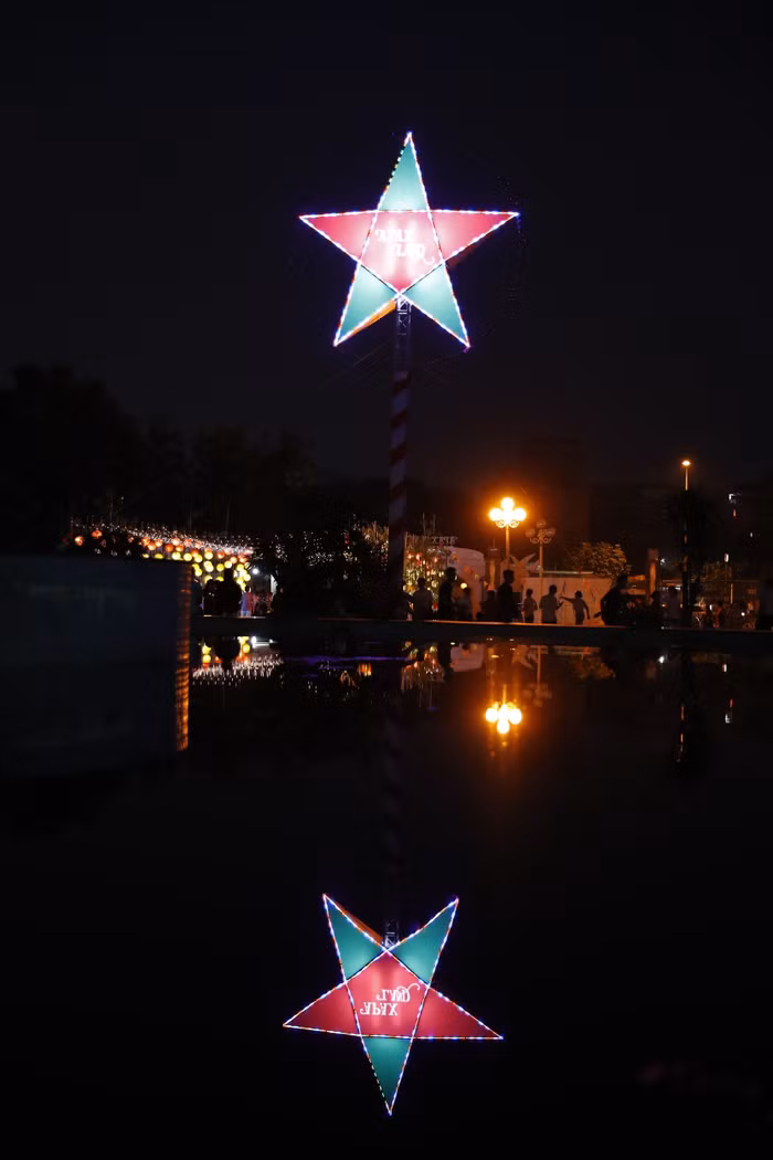 Chiếc đèn ông sao khổng lồ như ngọn hải đăng soi sáng trong không gian buổi tối tại Apax Land Chiếc đèn ông sao khổng lồ như ngọn hải đăng soi sáng trong không gian buổi tối tại Apax Land