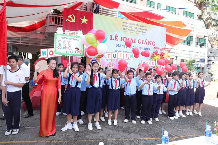 Thầy cô giáo và học sinh trường Lê Quý Đôn tưng bừng khai giảng năm học mới 2018-2019. Ảnh: Lý Võ Phú Hưng Thầy cô giáo và học sinh trường Lê Quý Đôn tưng bừng khai giảng năm học mới 2018-2019. Ảnh: Lý Võ Phú Hưng