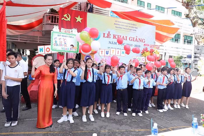 Thầy cô giáo và học sinh trường Lê Quý Đôn tưng bừng khai giảng năm học mới 2018-2019. Ảnh: Lý Võ Phú Hưng