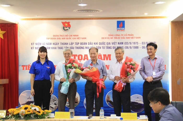 Bà Vũ Thị Thu Hương - Bí thư Đoàn Tập đoàn và ông Phan Thanh Tùng - Chủ tịch Hội đồng quản trị PTSC tặng hoa tri ân các đồng chí nguyên lãnh đạo ngành dầu khí qua các thời kỳ Bà Vũ Thị Thu Hương - Bí thư Đoàn Tập đoàn và ông Phan Thanh Tùng - Chủ tịch Hội đồng quản trị PTSC tặng hoa tri ân các đồng chí nguyên lãnh đạo ngành dầu khí qua các thời kỳ