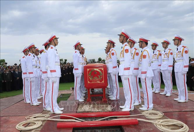 Các chiến sĩ trong đội nghi lễ thực hiện nghi thức hạ huyệt linh cữu Chủ tịch nước Trần Đại Quang. Ảnh: TTXVN Các chiến sĩ trong đội nghi lễ thực hiện nghi thức hạ huyệt linh cữu Chủ tịch nước Trần Đại Quang. Ảnh: TTXVN
