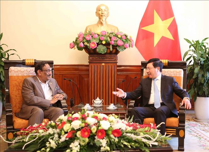 Phó Thủ tướng, Bộ trưởng Ngoại giao Phạm Bình Minh tiếp Thứ trưởng Ngoại giao Cộng hòa nhân dân Bangladesh Shahidul Haque. Ảnh: Dương Giang/TTXVN Phó Thủ tướng, Bộ trưởng Ngoại giao Phạm Bình Minh tiếp Thứ trưởng Ngoại giao Cộng hòa nhân dân Bangladesh Shahidul Haque. Ảnh: Dương Giang/TTXVN