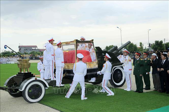 Đội tiêu binh chuyển linh cữu Chủ tịch nước Trần Đại Quang tại nơi an táng - xã Quang Thiện, huyện Kim Sơn, tỉnh Ninh Bình. Ảnh: TTXVN Đội tiêu binh chuyển linh cữu Chủ tịch nước Trần Đại Quang tại nơi an táng - xã Quang Thiện, huyện Kim Sơn, tỉnh Ninh Bình. Ảnh: TTXVN