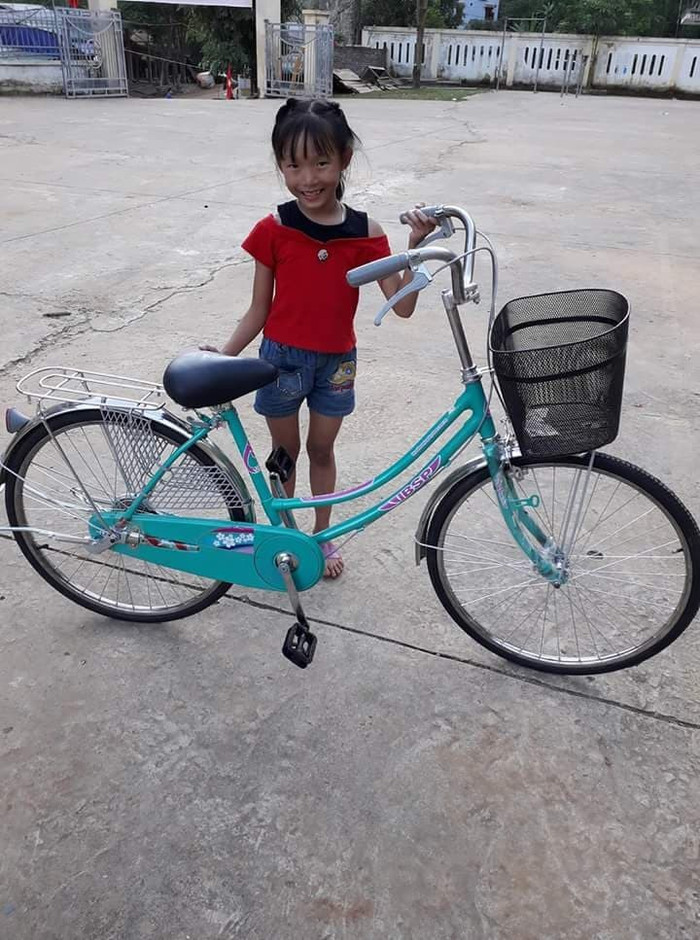 Con gái nhỏ của cô Nhàn được Phó Thủ tướng Vũ Đức Đam tặng quà Con gái nhỏ của cô Nhàn được Phó Thủ tướng Vũ Đức Đam tặng quà