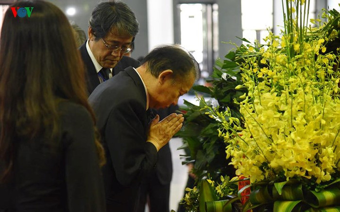 Lãnh đạo đoàn Nhật nghiêng mình tưởng niệm Chủ tịch nước Trần Đại Quang.