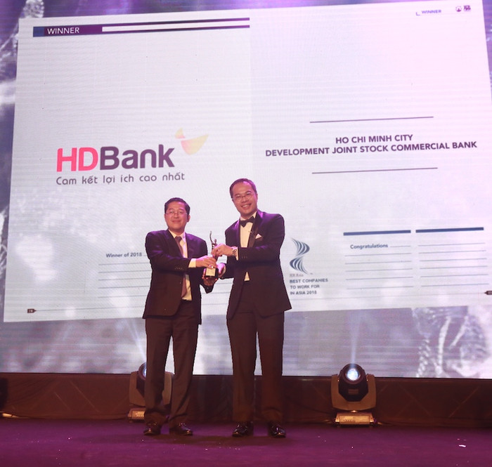 Ông Phạm Quốc Thanh – Phó Tổng giám đốc HDBank (trái) đại diện lãnh đạo HDBank nhận giải thưởng ngân hàng có nơi làm việc tốt nhất Châu Á Ông Phạm Quốc Thanh – Phó Tổng giám đốc HDBank (trái) đại diện lãnh đạo HDBank nhận giải thưởng ngân hàng có nơi làm việc tốt nhất Châu Á