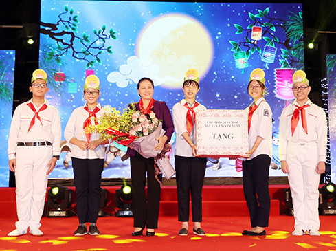 Chủ tịch Quốc hội Nguyễn Thị Kim Ngân tặng quà Trung thu cho thiếu nhi tiêu biểu Hà Nội tại đêm hội. Ảnh: Trọng Đức