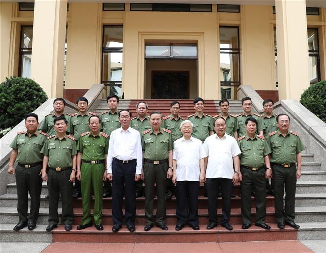 Tổng Bí thư Nguyễn Phú Trọng, Chủ tịch nước Trần Đại Quang, Thủ tướng Chính phủ Nguyễn Xuân Phúc tham dự Hội nghị đánh giá tình hình, kết quả công tác bảo đảm an ninh quốc gia, giữ gìn trật tự, an toàn xã hội trong 6 tháng đầu năm, nhiệm vụ công tác trọng tâm 6 tháng cuối năm 2018, sáng 26/6/2018, tại Hà Nội. Ảnh: Trí Dũng/TTXVN