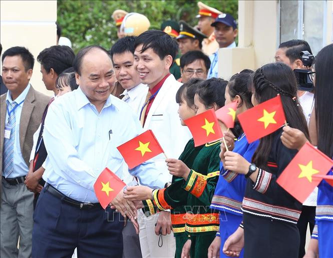 Thủ tướng Nguyễn Xuân Phúc với học sinh Trường Phổ thông Dân tộc nội trú huyện Tu Mơ Rông, tỉnh Kon Tum. Ảnh: Thống Nhất/TTXVN Thủ tướng Nguyễn Xuân Phúc với học sinh Trường Phổ thông Dân tộc nội trú huyện Tu Mơ Rông, tỉnh Kon Tum. Ảnh: Thống Nhất/TTXVN