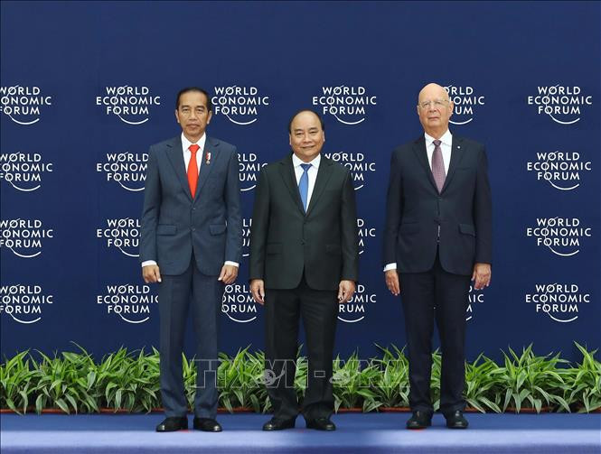 Thủ tướng Nguyễn Xuân Phúc (giữa) và Chủ tịch sáng lập WEF Klaus Schwab (bên phải) đón Tổng thống Indonesia Joko Widodo đến dự hội nghị. Ảnh: Thống Nhất/TTXVN Thủ tướng Nguyễn Xuân Phúc (giữa) và Chủ tịch sáng lập WEF Klaus Schwab (bên phải) đón Tổng thống Indonesia Joko Widodo đến dự hội nghị. Ảnh: Thống Nhất/TTXVN