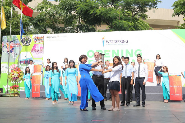 Cô Lê Tuệ Minh - Tổng Hiệu trưởng nhà trường thực hiện nghi thức truyền lửa, tôn vinh các giá trị cốt lõi của trường Wellspring: Tôn trọng - Sáng tạo - Tự tin - Khám phá - Đam mê - Khát vọng - Thử thách - Trung thực - Bền bỉ - Cảm hứng. Cô Lê Tuệ Minh - Tổng Hiệu trưởng nhà trường thực hiện nghi thức truyền lửa, tôn vinh các giá trị cốt lõi của trường Wellspring: Tôn trọng - Sáng tạo - Tự tin - Khám phá - Đam mê - Khát vọng - Thử thách - Trung thực - Bền bỉ - Cảm hứng.