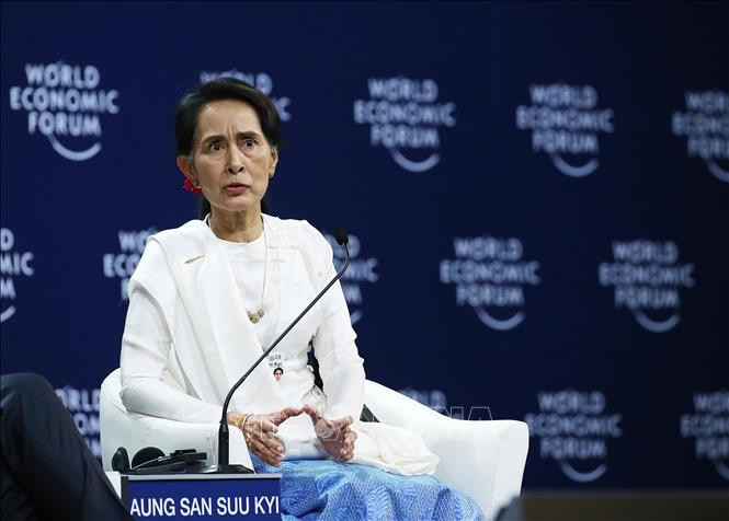 Cố vấn Nhà nước Myanmar Aung San Suu Kyi đàm luận với các đại biểu. Ảnh: Lâm Khánh/TTXVN Cố vấn Nhà nước Myanmar Aung San Suu Kyi đàm luận với các đại biểu. Ảnh: Lâm Khánh/TTXVN