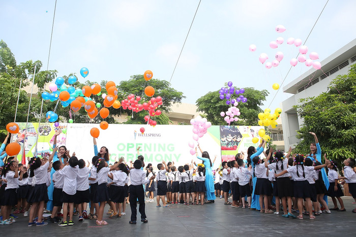 Chào đón học sinh lớp 1 luôn là hình ảnh gây ấn tượng mạnh trong lễ khai giảng của Wellspring. Chào đón học sinh lớp 1 luôn là hình ảnh gây ấn tượng mạnh trong lễ khai giảng của Wellspring.