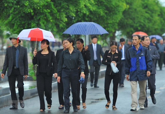 Người dân địa phương đến dự Lễ truy điệu Chủ tịch nước Trần Đại Quang tại xã Quang Thiện, huyện Kim Sơn, tỉnh Ninh Bình. (Ảnh: TTXVN) Người dân địa phương đến dự Lễ truy điệu Chủ tịch nước Trần Đại Quang tại xã Quang Thiện, huyện Kim Sơn, tỉnh Ninh Bình. (Ảnh: TTXVN)
