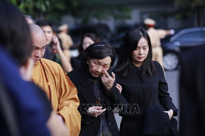 Những giọt nước mắt đã rơi của người dân và tang quyến trước giờ cử hành Lễ viếng Chủ tịch nước Trần Đại Quang. Những giọt nước mắt đã rơi của người dân và tang quyến trước giờ cử hành Lễ viếng Chủ tịch nước Trần Đại Quang.