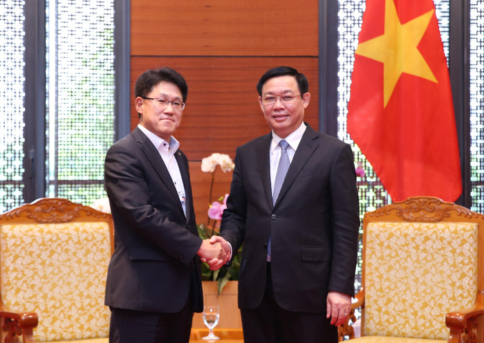 Phó Thủ tướng Vương Đình Huệ và Phó Chủ tịch cấp cao Tập đoàn năng lượng Hanwha, ông Pyo Kim. Ảnh: VGP/Thành Chung