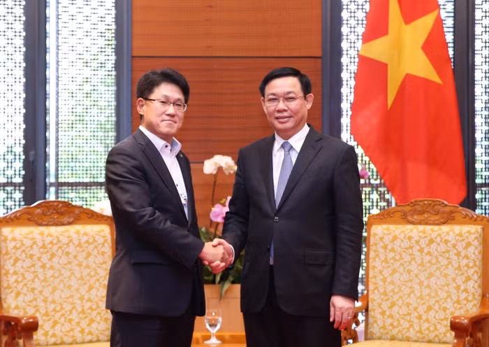 Phó Thủ tướng Vương Đình Huệ và Phó Chủ tịch cấp cao Tập đoàn năng lượng Hanwha, ông Pyo Kim. Ảnh: VGP/Thành Chung