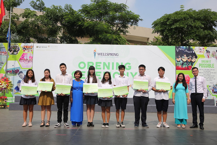 Những học sinh xuất sắc được trao học bổng trước khi bước vào năm học mới. Những học sinh xuất sắc được trao học bổng trước khi bước vào năm học mới.