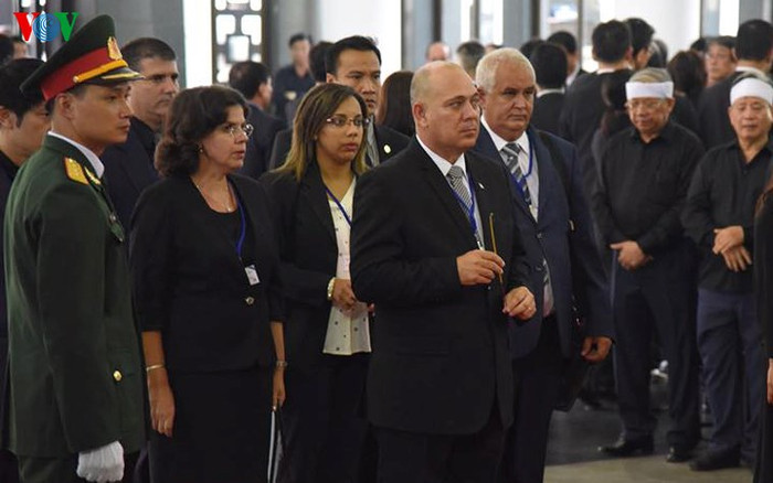 Lãnh đạo đoàn đại biểu Cuba thắp hương tưởng niệm Chủ tịch nước Trần Đại Quang