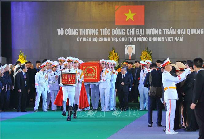 Đội nghi lễ đưa linh cữu của Chủ tịch nước Trần Đại Quang tới khu huyệt mộ để chuẩn bị cho nghi thức đầu tiên của lễ an táng. Ảnh: TTXVN Đội nghi lễ đưa linh cữu của Chủ tịch nước Trần Đại Quang tới khu huyệt mộ để chuẩn bị cho nghi thức đầu tiên của lễ an táng. Ảnh: TTXVN