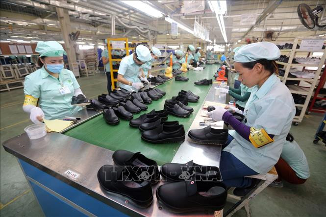 Dây chuyền sản xuất giày, dép xuất khẩu tại Công ty Trách nhiệm hữu hạn Midori Safety Footwear Việt Nam tại khu công nghiệp Điện Nam – Điện Ngọc (Quảng Nam). Ảnh: Danh Lam/TTXVN Dây chuyền sản xuất giày, dép xuất khẩu tại Công ty Trách nhiệm hữu hạn Midori Safety Footwear Việt Nam tại khu công nghiệp Điện Nam – Điện Ngọc (Quảng Nam). Ảnh: Danh Lam/TTXVN