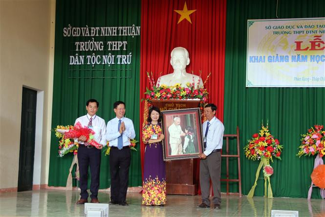 Đồng chí Võ Văn Thưởng, Ủy viên Bộ Chính trị, Bí thư Trung ương Đảng - Trưởng Ban Tuyên giáo Trung ương tặng quà lưu niệm cho Ban Giám hiệu nhà trường. Ảnh: Công Thử - TTXVN Đồng chí Võ Văn Thưởng, Ủy viên Bộ Chính trị, Bí thư Trung ương Đảng - Trưởng Ban Tuyên giáo Trung ương tặng quà lưu niệm cho Ban Giám hiệu nhà trường. Ảnh: Công Thử - TTXVN