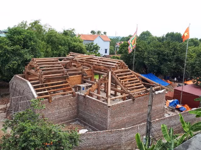 Đình Ngọ Xá với 4 mái tại thời điểm việc trùng tu chuẩn bị hoàn thành. (Nguồn: baobacgiang.com.vn)