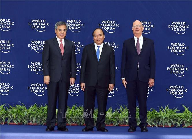 Thủ tướng Nguyễn Xuân Phúc (giữa) và Chủ tịch sáng lập WEF Klaus Schwab (bên phải) đón Phó Thủ tướng Quốc vụ viện Trung Quốc Hồ Xuân Hoa đến dự hội nghị. Ảnh: Thống Nhất/TTXVN Thủ tướng Nguyễn Xuân Phúc (giữa) và Chủ tịch sáng lập WEF Klaus Schwab (bên phải) đón Phó Thủ tướng Quốc vụ viện Trung Quốc Hồ Xuân Hoa đến dự hội nghị. Ảnh: Thống Nhất/TTXVN