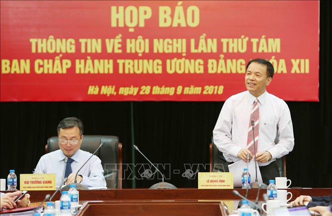Phó Chánh Văn phòng Trung ương Đảng Lê Quang Vĩnh trả lời câu hỏi của phóng viên các cơ quan thông tấn báo chí. Ảnh: Dương Giang/TTXVN Phó Chánh Văn phòng Trung ương Đảng Lê Quang Vĩnh trả lời câu hỏi của phóng viên các cơ quan thông tấn báo chí. Ảnh: Dương Giang/TTXVN