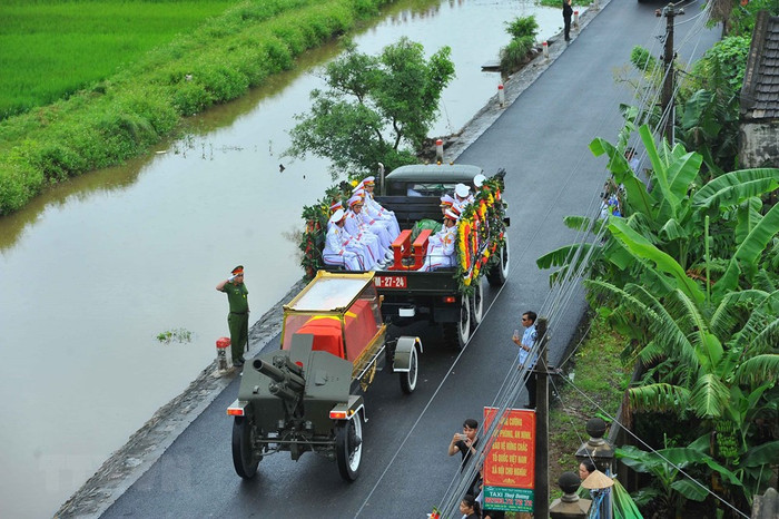 Đoàn xe đưa linh cữu Chủ tịch nước Trần Đại Quang về quê hương Kim Sơn - Ninh Bình. (Nguồn: TTXVN) Đoàn xe đưa linh cữu Chủ tịch nước Trần Đại Quang về quê hương Kim Sơn - Ninh Bình. (Nguồn: TTXVN)