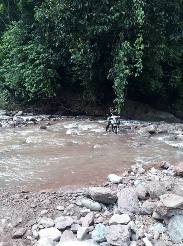 Chỉ có cách là đi xe qua suối Chỉ có cách là đi xe qua suối