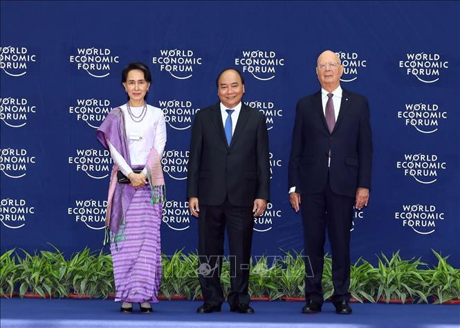 Thủ tướng Nguyễn Xuân Phúc (giữa) và Chủ tịch sáng lập WEF Klaus Schwab (bên phải) đón Cố vấn Nhà nước Myanmar, Bà Aung San Suu Kyi đến dự hội nghị. Ảnh: Thống Nhất/TTXVN Thủ tướng Nguyễn Xuân Phúc (giữa) và Chủ tịch sáng lập WEF Klaus Schwab (bên phải) đón Cố vấn Nhà nước Myanmar, Bà Aung San Suu Kyi đến dự hội nghị. Ảnh: Thống Nhất/TTXVN