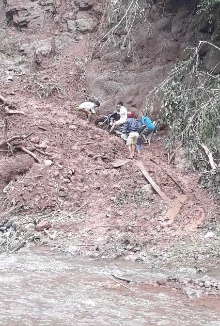 Những cung đường trơn trượt khó đi Những cung đường trơn trượt khó đi