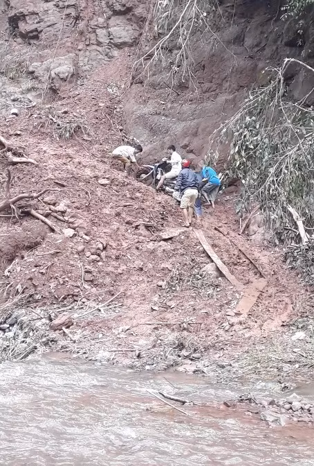 Những cung đường trơn trượt khó đi