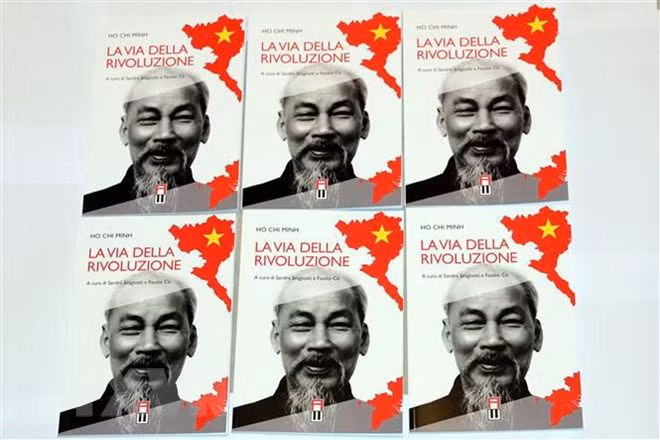 Tác phẩm Đường Kách mệnh bằng tiếng Italy. (Ảnh: Ngự Bình/TTXVN)