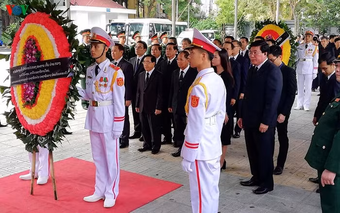 Đoàn đại biểu nước Cộng hòa Dân chủ Nhân dân Lào do ông Phankham Viphavanh - Ủy viên Bộ Chính trị, Thường trực Ban Bí thư, Phó Chủ tịch nước dẫn đầu.