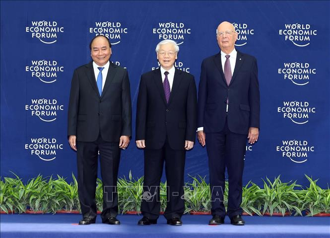 Thủ tướng Nguyễn Xuân Phúc (bên trái) và Chủ tịch sáng lập WEF Klaus Schwab (bên phải) đón Tổng Bí thư Ban Chấp hành Trung ương Đảng Cộng sản Việt Nam Nguyễn Phú Trọng đến dự hội nghị. Ảnh: Thống Nhất/TTXVN Thủ tướng Nguyễn Xuân Phúc (bên trái) và Chủ tịch sáng lập WEF Klaus Schwab (bên phải) đón Tổng Bí thư Ban Chấp hành Trung ương Đảng Cộng sản Việt Nam Nguyễn Phú Trọng đến dự hội nghị. Ảnh: Thống Nhất/TTXVN