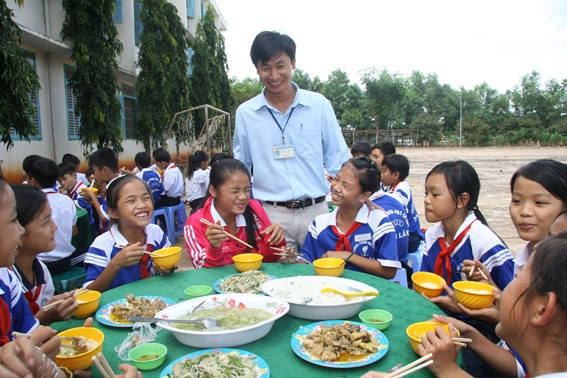 Học trò ăn cơm thân mật ngày 20/11 với thầy cô Học trò ăn cơm thân mật ngày 20/11 với thầy cô