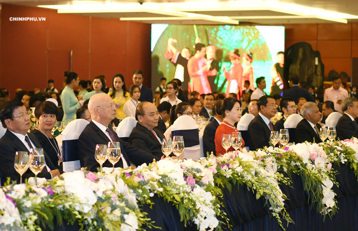Thủ tướng Nguyễn Xuân Phúc và Phu nhân chủ trì Dạ hội Quảng bá văn hóa Việt Nam. Ảnh: VGP/Quang Hiếu Thủ tướng Nguyễn Xuân Phúc và Phu nhân chủ trì Dạ hội Quảng bá văn hóa Việt Nam. Ảnh: VGP/Quang Hiếu